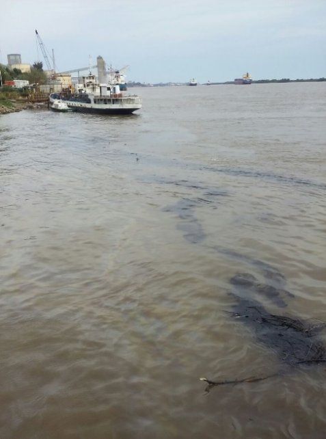 El derrame tiñó el río Paraná.